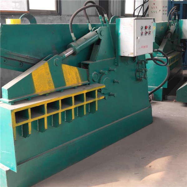 Hydraulic alligator shear